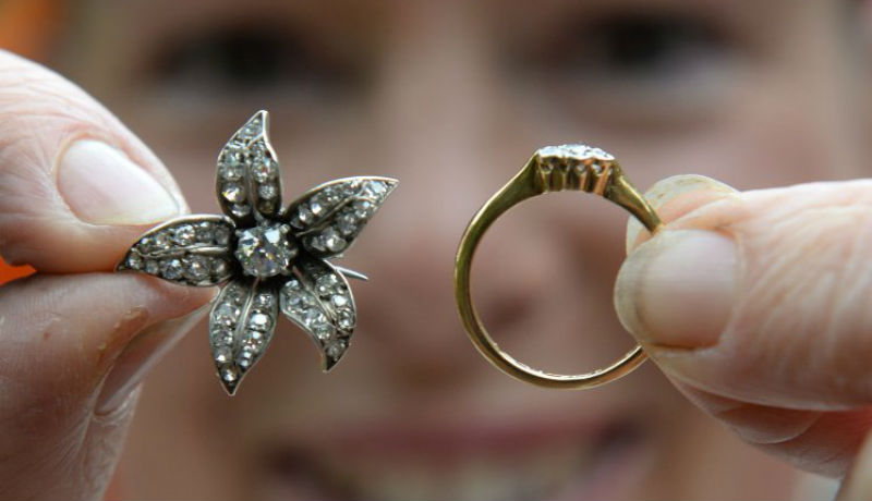 Новости: Семейная пара нашла бриллианты в старом стуле