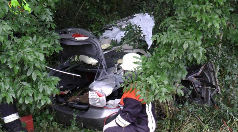Происшествия: BMW разорвало на две части, водитель остался жив (фото)