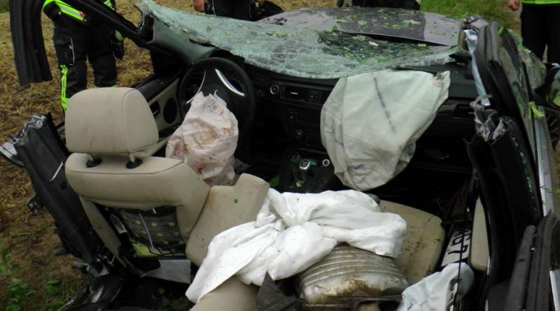 Происшествия: BMW разорвало на две части, водитель остался жив (фото)