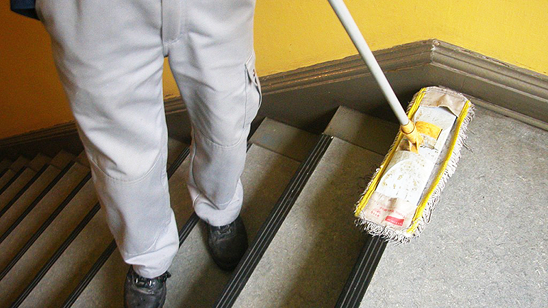 Закон и право: Особенности уборки лестницы в многоквартирном доме