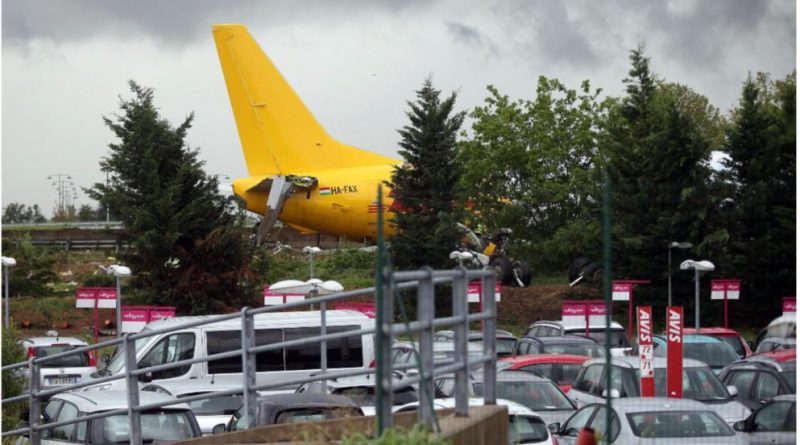 Отовсюду обо всем: Грузовой самолет DHL приземлился на автобан