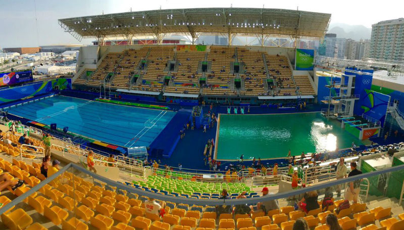 Новости: В олимпийском бассейне позеленела вода