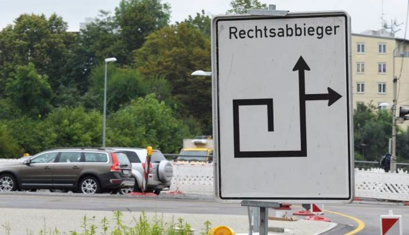 Новости: Куда отправляет водителей странный дорожный знак