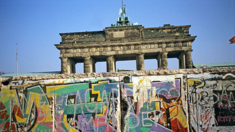 Политика: 55 лет назад началось строительство Берлинской стены