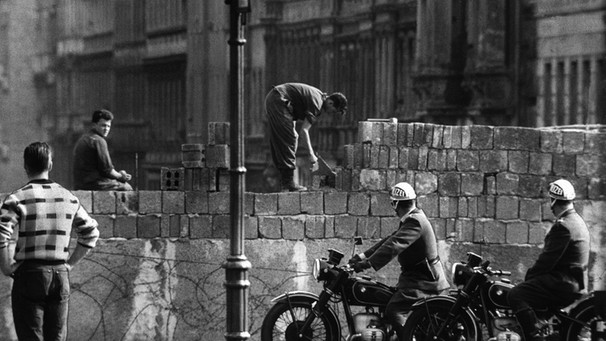 Политика: 55 лет назад началось строительство Берлинской стены