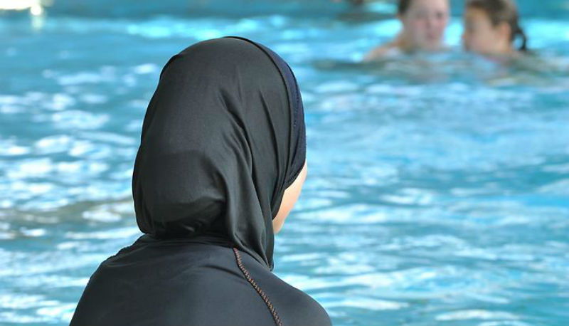 Новости: В бассейне обругали купальщиц в буркини