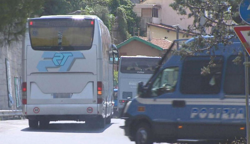 Новости: Кризис в Италии: беженцев увозят на автобусах