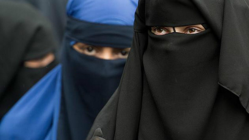 Новости: В аэропортах Берлина мусульманкам придется открывать лицо