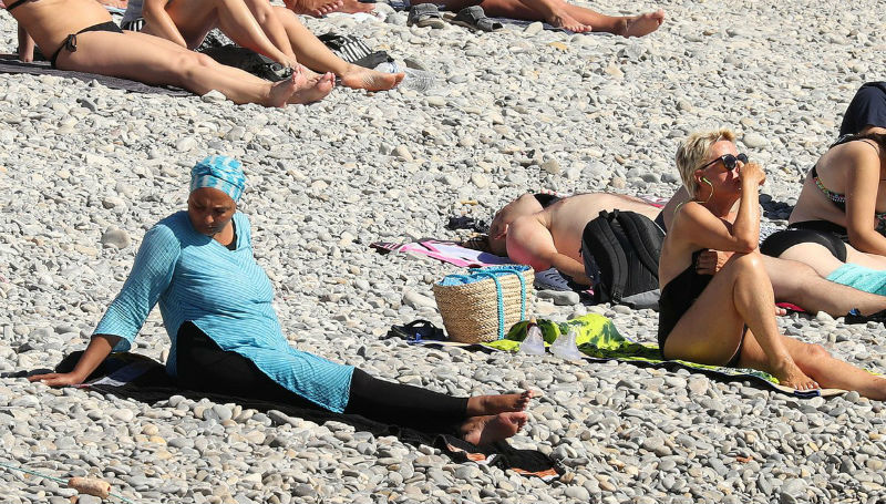 Новости: Полицейские заставили раздеться женщину на пляже в Ницце