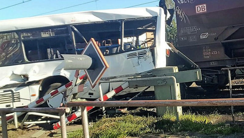 Новости: Грузовой поезд врезался в пассажирский автобус