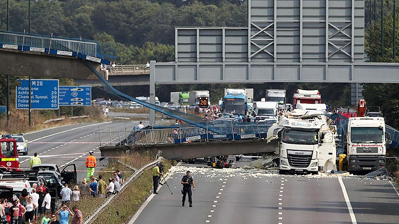 Новости: В Англии пешеходный мост упал на автобан