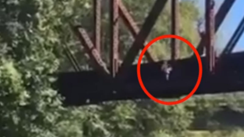 Новости: Мужчина сбросил малыша с восьмиметрового моста (видео)