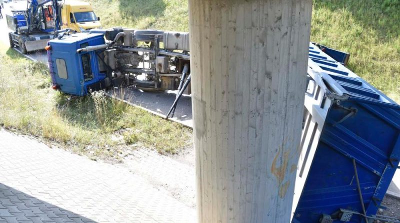 Новости: Грузовик не вписался в мост (фото)