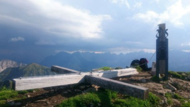 Новости: Вандал пытается срубить крест в Альпах