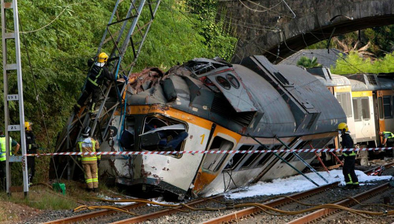 Новости: В Испании поезд сошел с рельсов: есть жертвы (фото, видео)