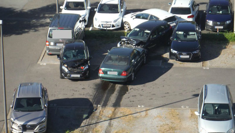 Новости: Пенсионерка протаранила на парковке 15 авто