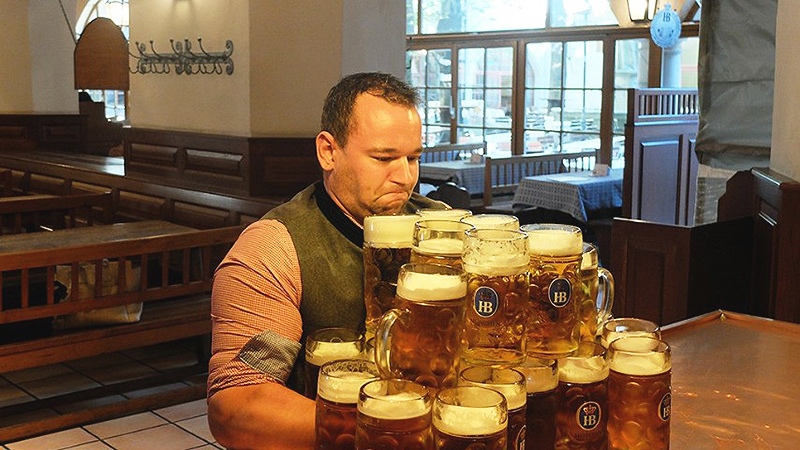 Новости: Мюнхенец готовится к рекорду: 29 кружек пива за один заход