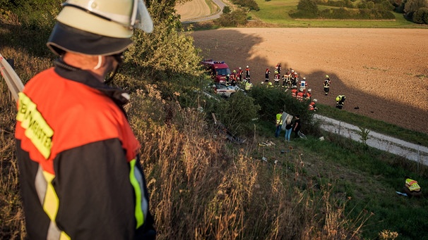 Новости: В Баварии два автомобиля сорвались с десятиметровой высоты (фото)
