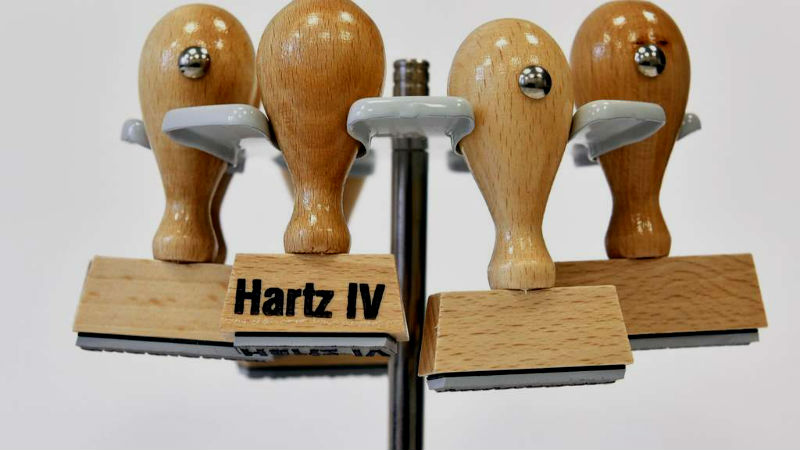 Новости: Сотни тысяч людей получают Hartz-IV, хотя имеют работу