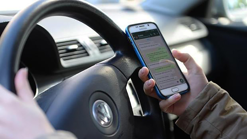 Новости: Находясь за рулем, каждый десятый пользуется телефоном