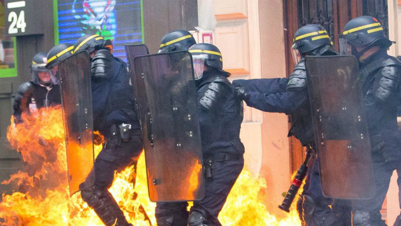 Новости: Во Франции протестующих разгоняли водометами (видео)