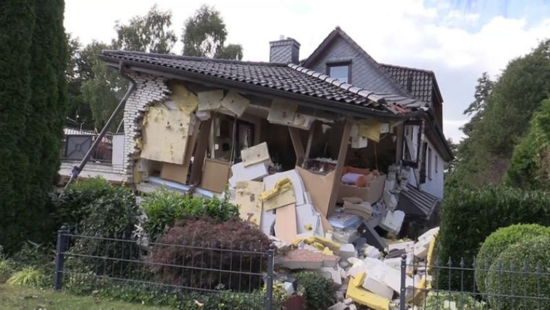 Новости: Взрыв в жилом доме: обломки разбросало по всей улице