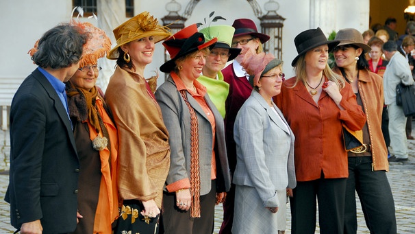 Досуг: В Нойбурге открылась выставка экстравагантных шляп
