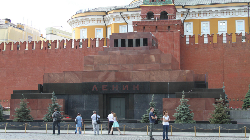 Общество: Немецкие ели украшают Красную площадь в Москве
