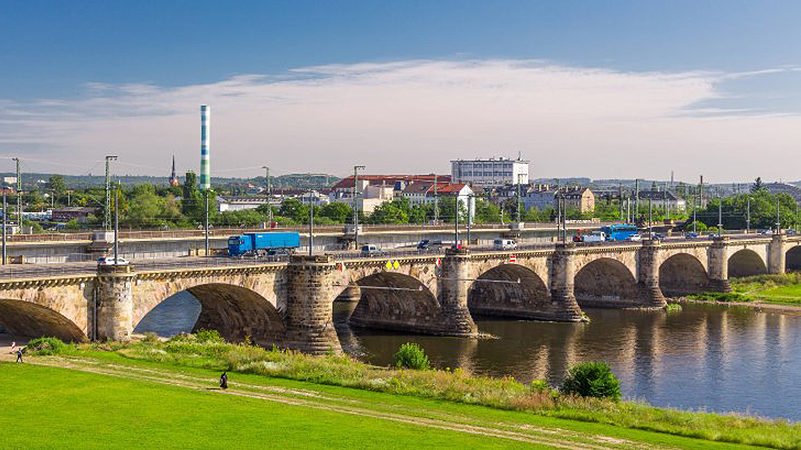 Новости: На мосту в Дрездене нашли муляж бомбы