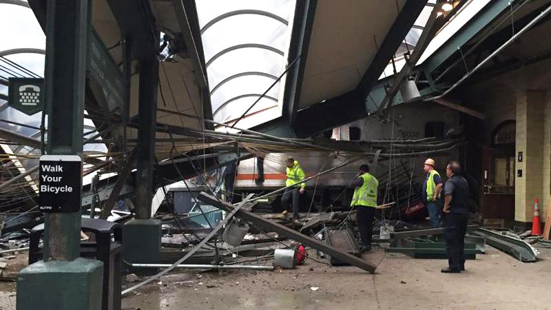 Новости: В Нью-Йорке поезд врезался в вокзал