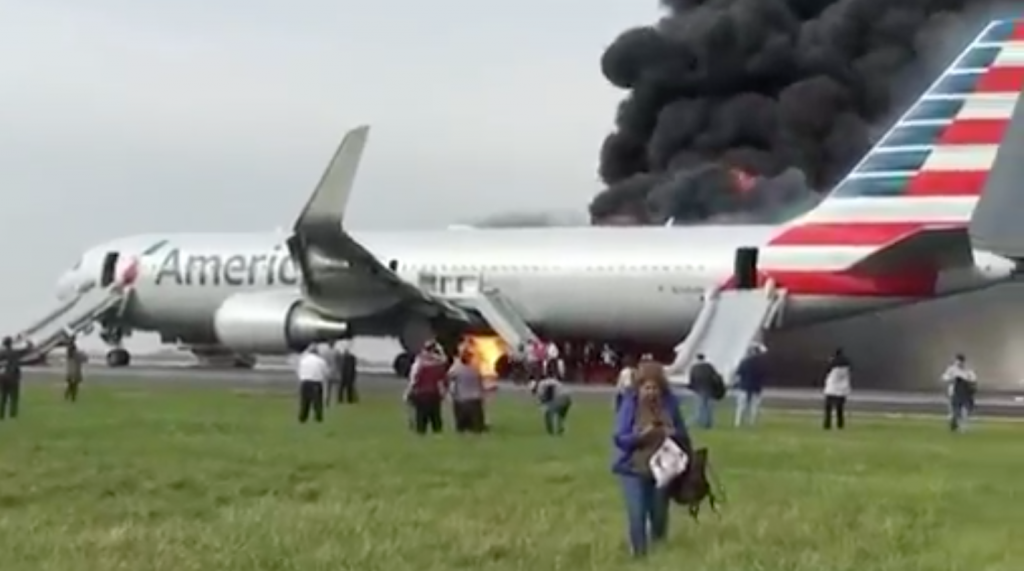 Отовсюду обо всем: В аэропорту в Чикаго загорелся пассажирский самолет