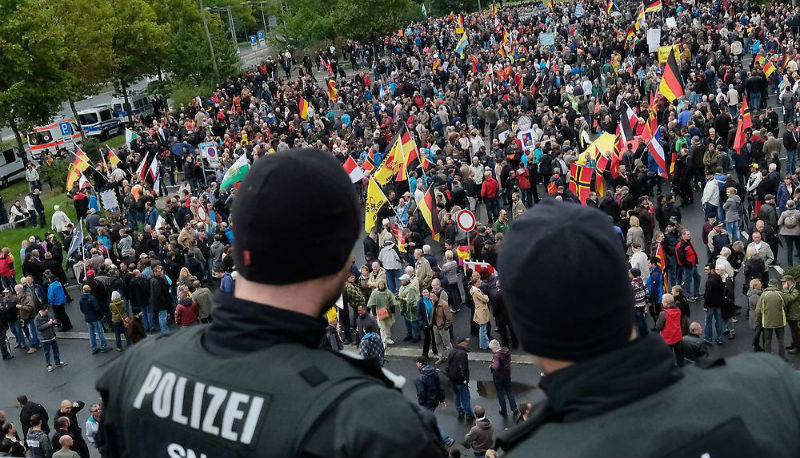 Новости: Демонстранты освистали Меркель в Дрездене (видео)