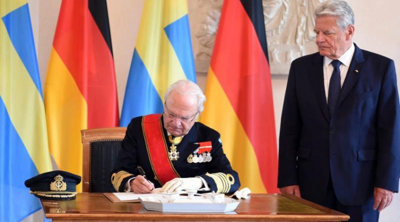 Политика: В Германию прибыла шведская королевская чета (фото)