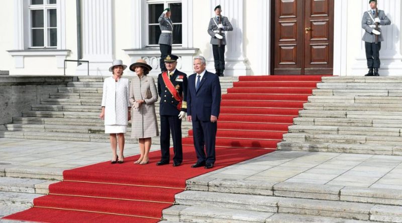 Политика: В Германию прибыла шведская королевская чета (фото)