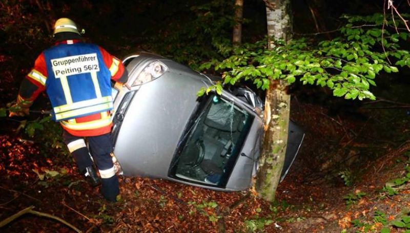 Новости: На мокрой дороге автомобиль упал с обрыва