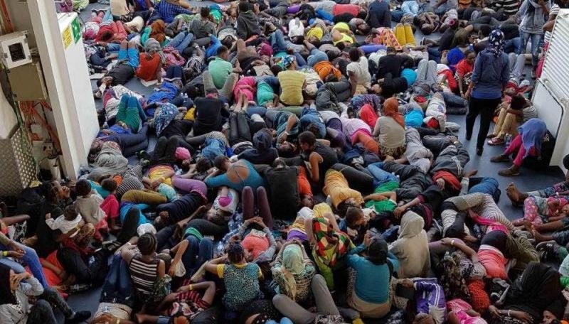 Новости: За два дня в Средиземном море спасли более десяти тысяч беженцев