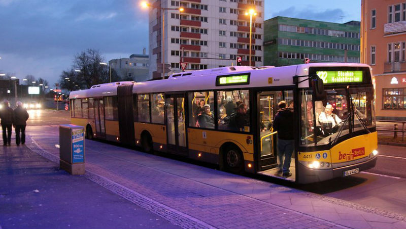 Новости: В Берлине неизвестные обстреляли автобус