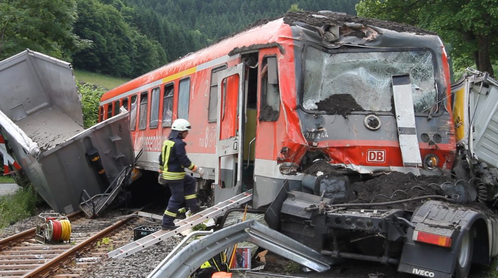 Происшествия: В Баден-Вюртемберге поезд протаранил грузовик: есть жертвы