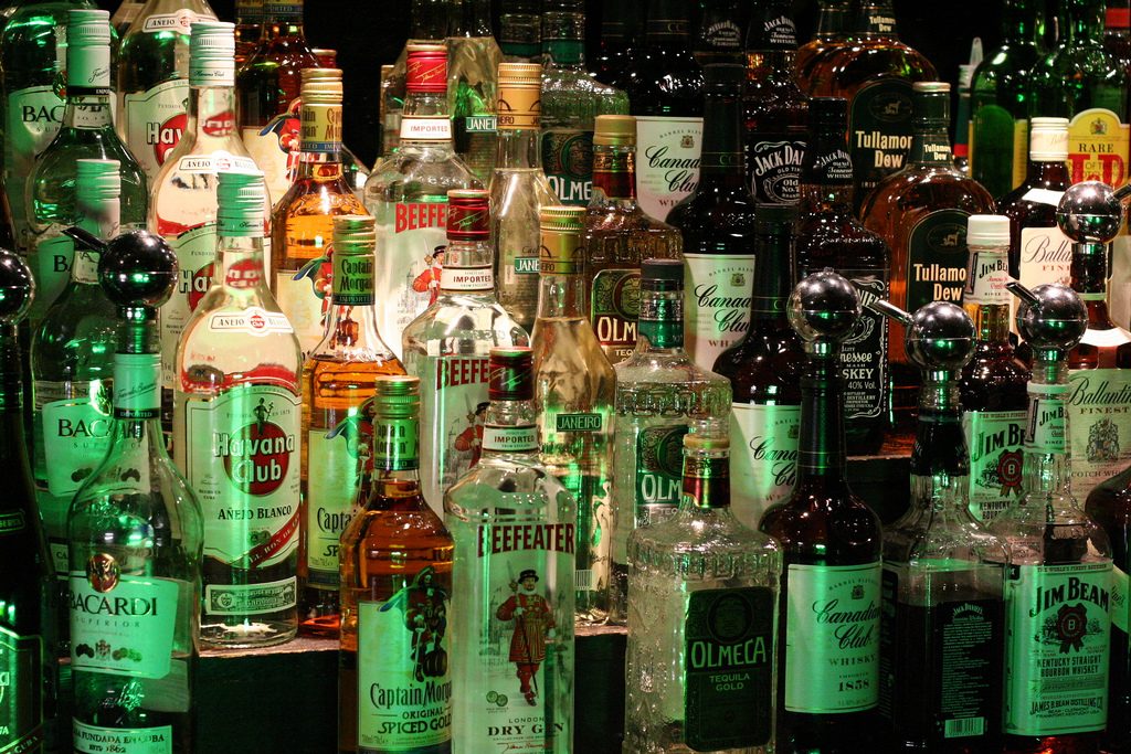 Закон и право: Девять из десяти несовершеннолетних могут без проблем купить алкоголь