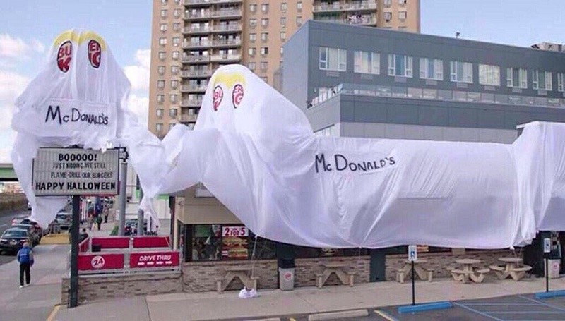 Отовсюду обо всем: Burger King "превратился" в McDonald's перед Хэллоуином