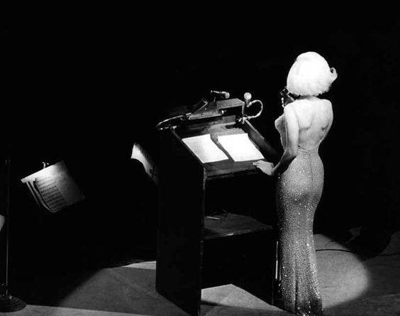 Отовсюду обо всем: Легендарное платье Мэрилин Монро продано за $4,8 миллиона