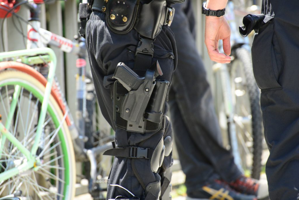 Закон и право: Полицейским Берлина запретили носить табельное оружие в свободное от службы время