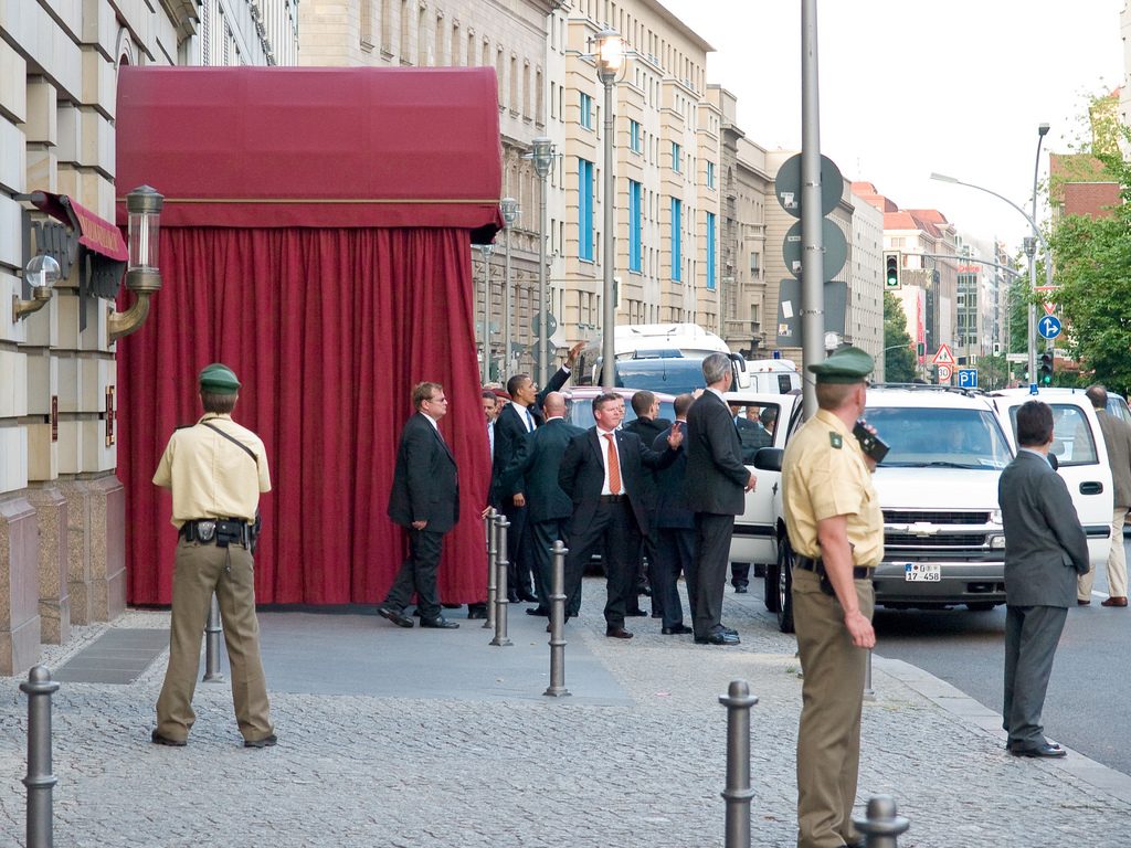 Новости: Из-за визита Обамы некоторым жителям Берлина запретили открывать окна
