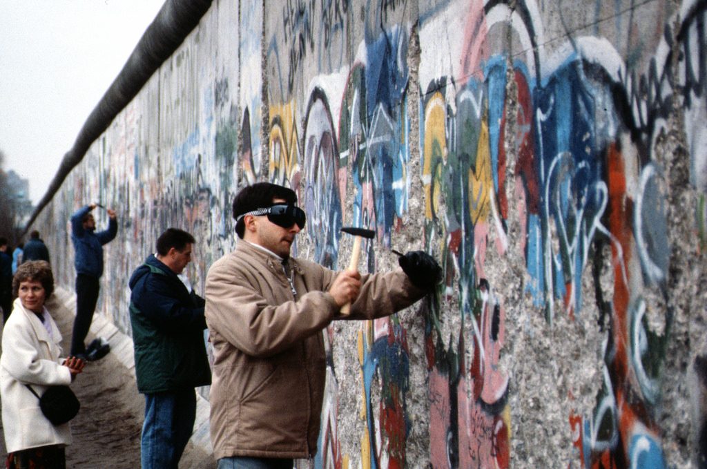 Общество: Сегодня исполняется 27 лет с момента падения Берлинской стены