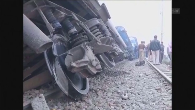 Отовсюду обо всем: Крушение поезда на севере Индии: более 90 жертв