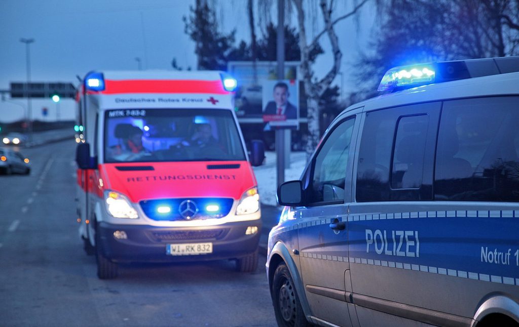 Происшествия: Авария возле Дрездена: Passat врезался в 200-килограммовый камень