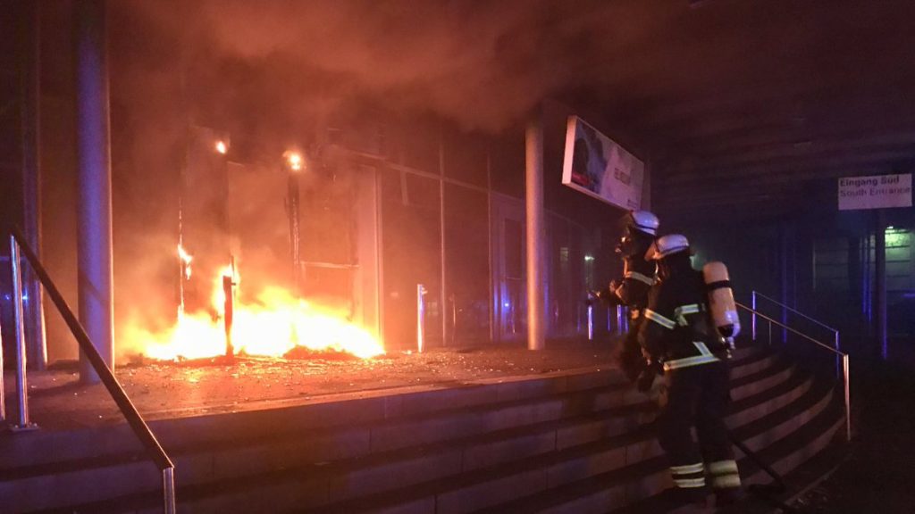 Происшествия: Неизвестные подожгли выставочный центр в Гамбурге