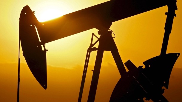 Деньги: Цены на нефть продолжают падать