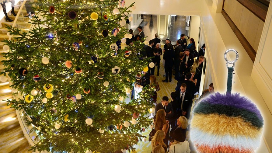 Общество: В мюнхенском отеле установили елку с игрушками из натурального меха