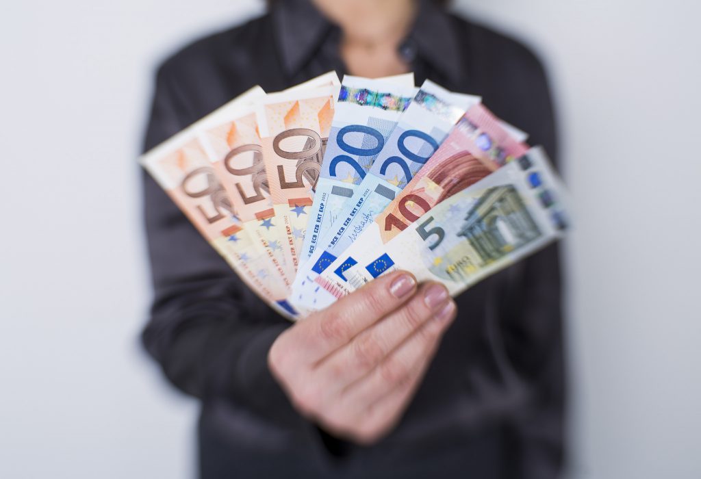 Деньги: Ежегодный доход 16 495 немцев составляет более €1 млн